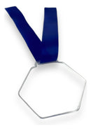 50 Medalhas Sextavada 7cm Acrílico Cristal 2mm C/ Fita Azul