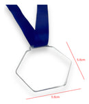 50 Medalhas Sextavada 7cm Acrílico Cristal 2mm C/ Fita Azul